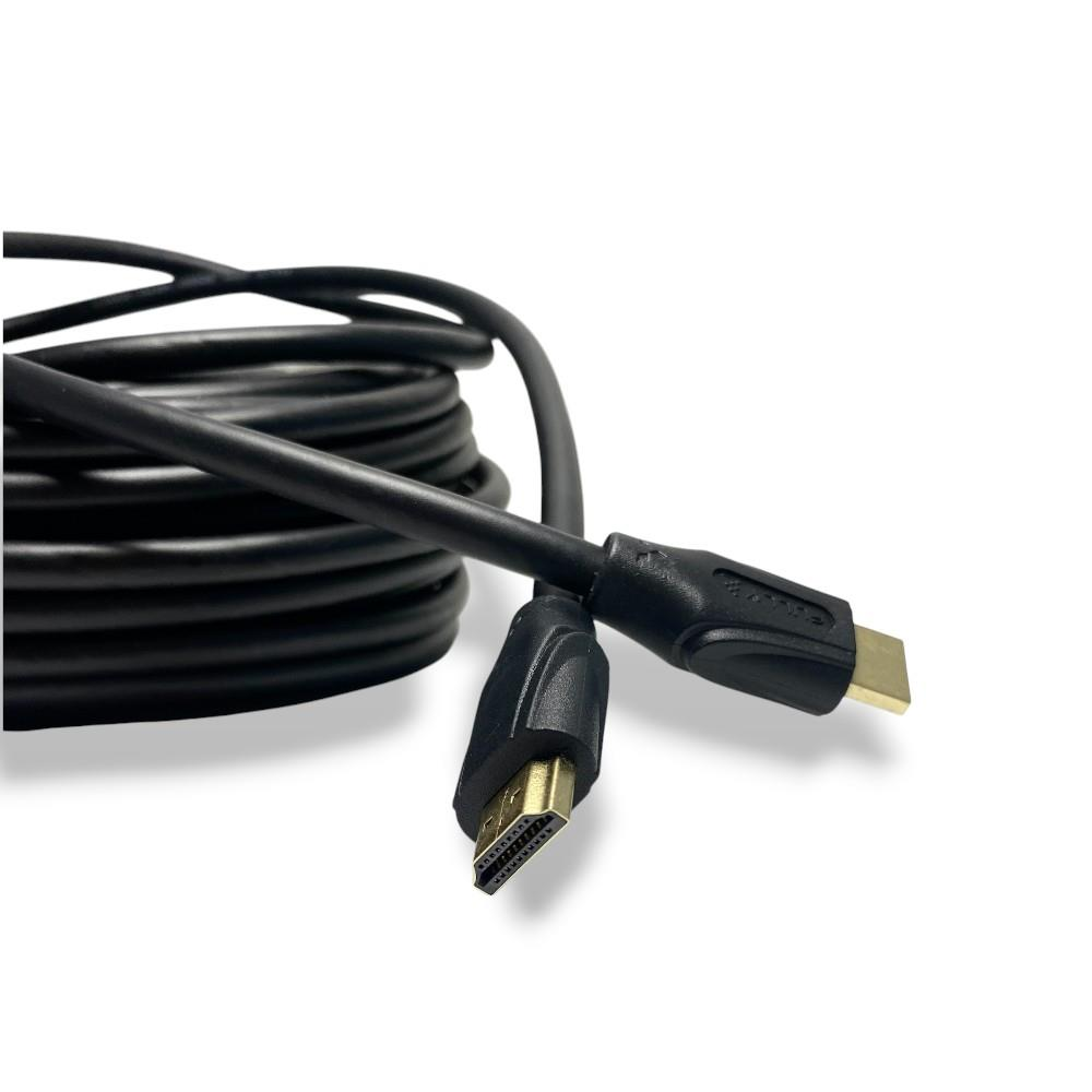 Beyaz arka plan önünde düzgünce sarılmış, altın kaplama konektörlere sahip uzun siyah bir HDMI kablosu.