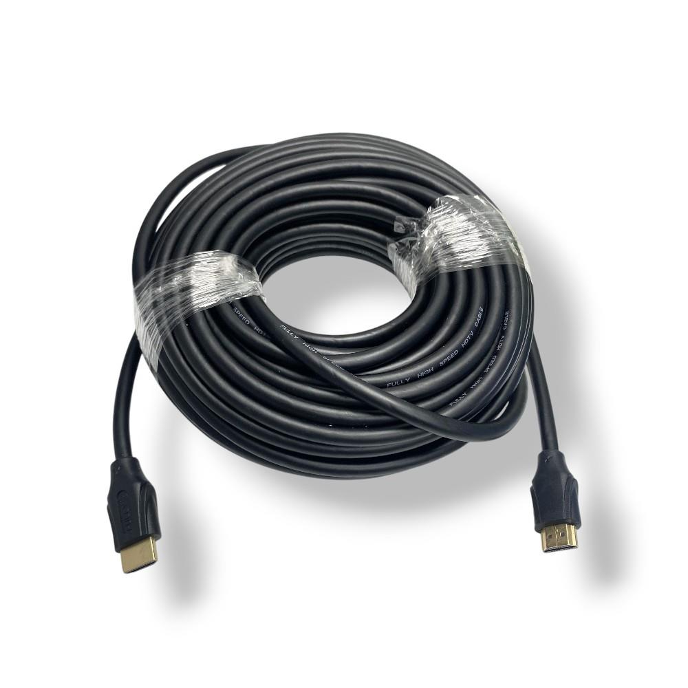 Beyaz arka planda altın rengi konnektörlü sarılmış siyah HDMI kablosu.
