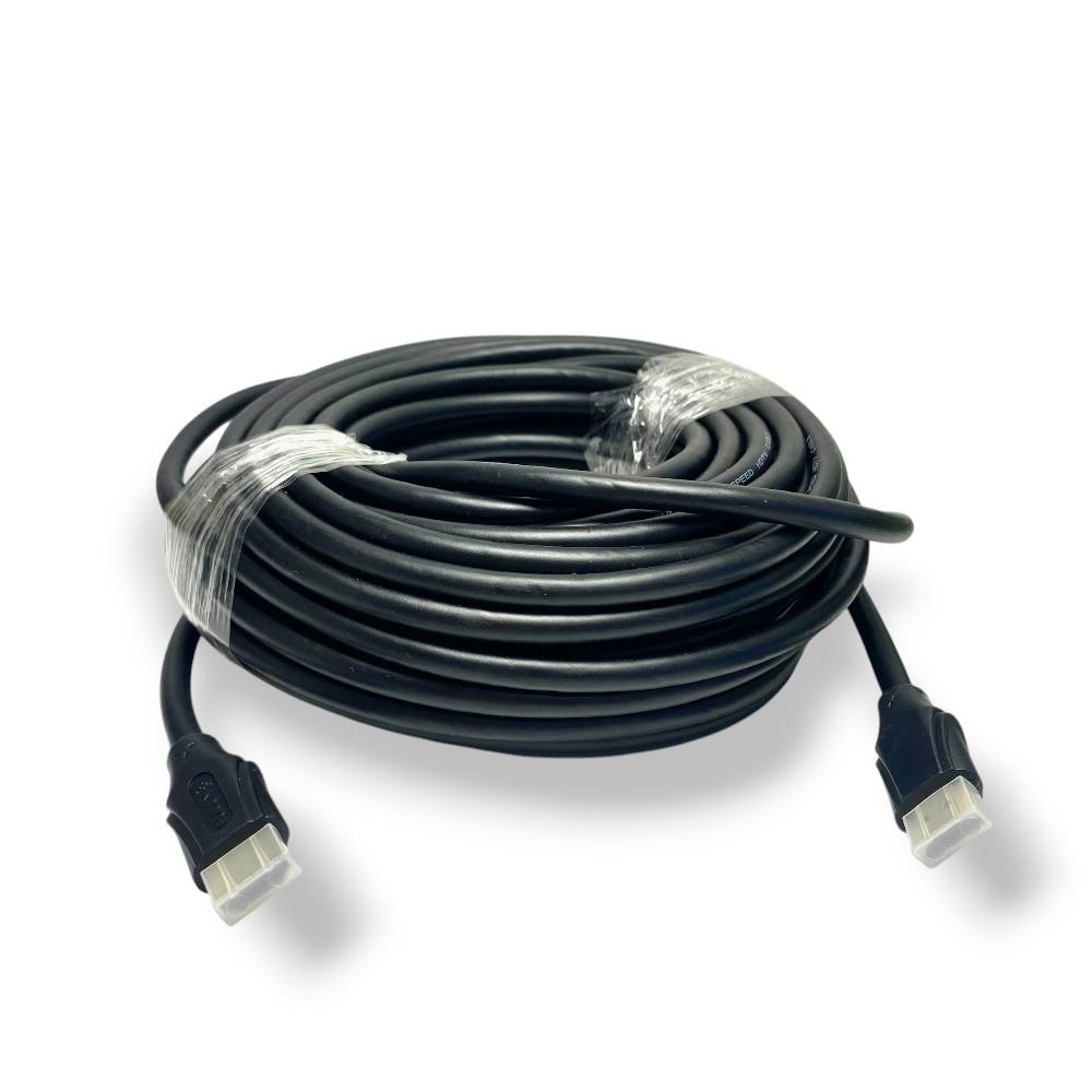 Beyaz yuzeyde konnektorlere sahip sarilmis siyah HDMI kablosu.