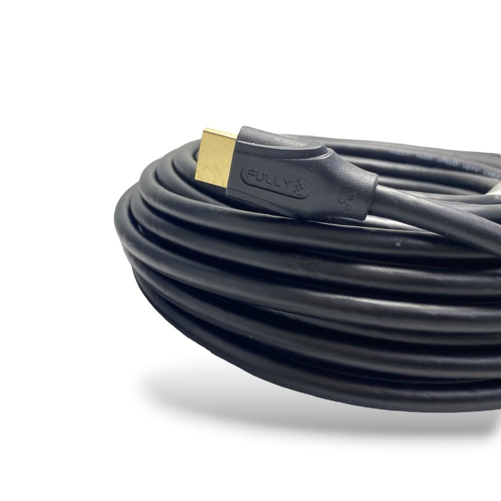 Beyaz arka planda altın uçlu kıvrılmış siyah bir HDMI kablosu.
