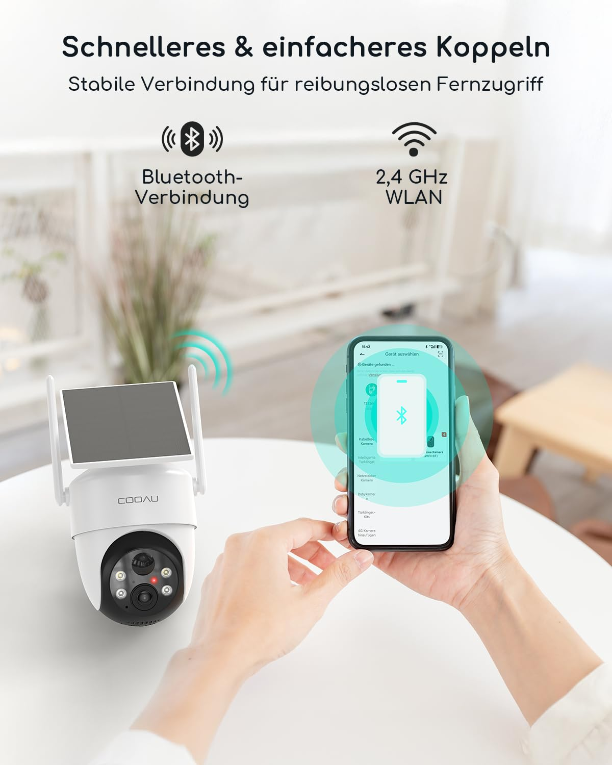 Una mano tiene uno smartphone con abbinamento Bluetooth accanto a una telecamera di sicurezza solare.