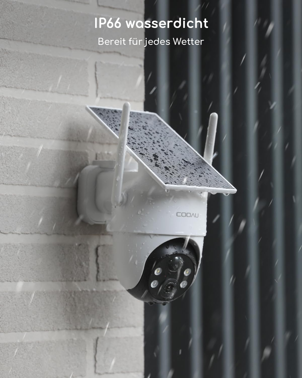 Telecamera di sicurezza impermeabile con pannello solare montata su un muro di mattoni sotto la pioggia.