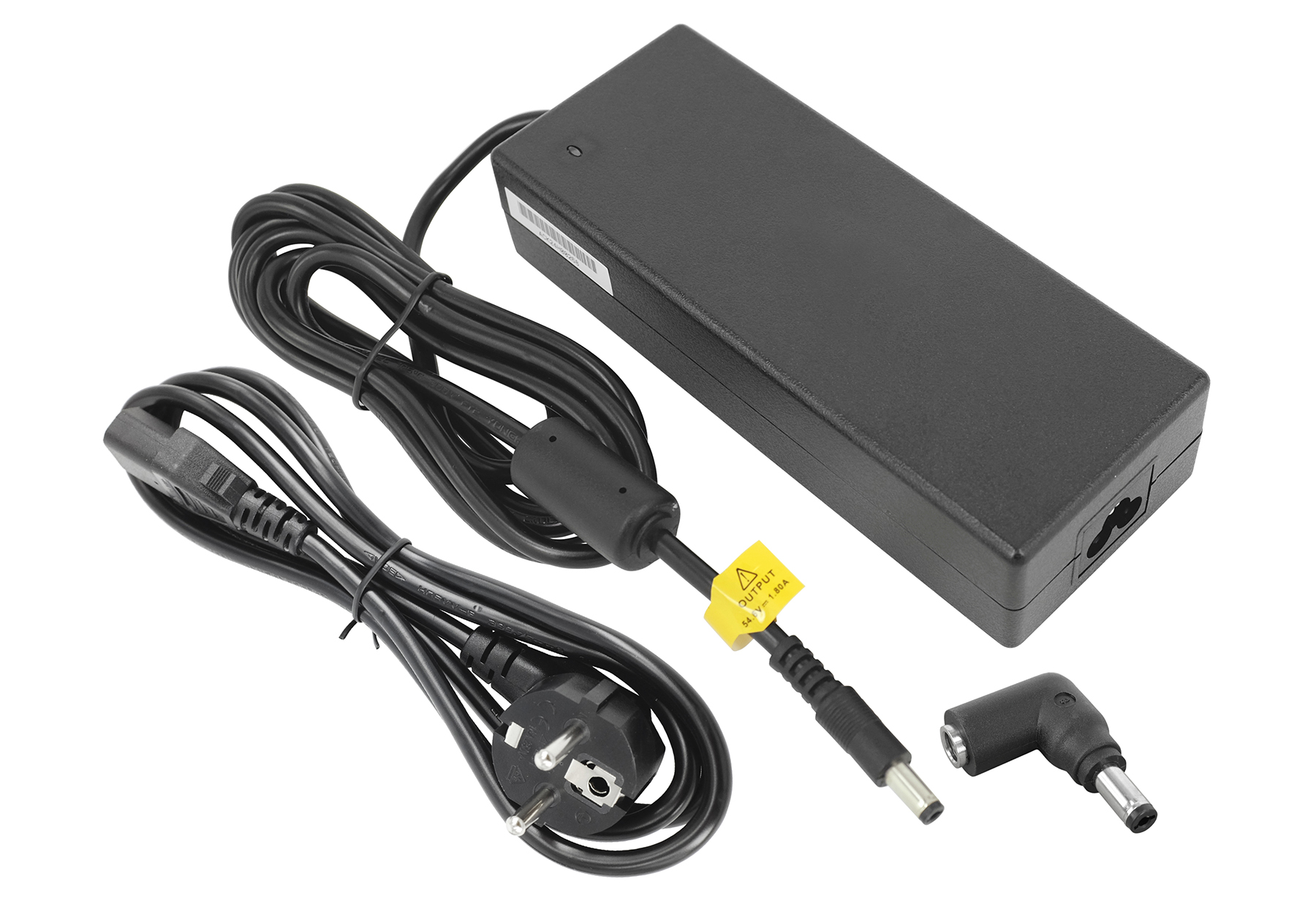 Ein schwarzes Netzteil mit einem AC-Kabel, einem DC-Kabel mit gelbem Aufkleber und einem Steckdosenadapter auf weißem Hintergrund.