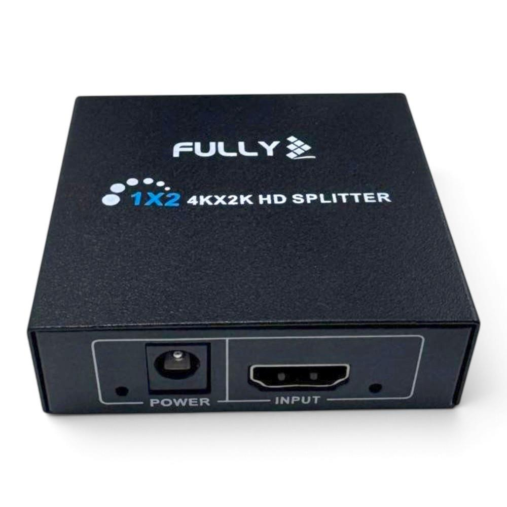 Güç ve giriş portlarını gösteren siyah bir Fully 1X2 4KX2K HD ayırıcı.
