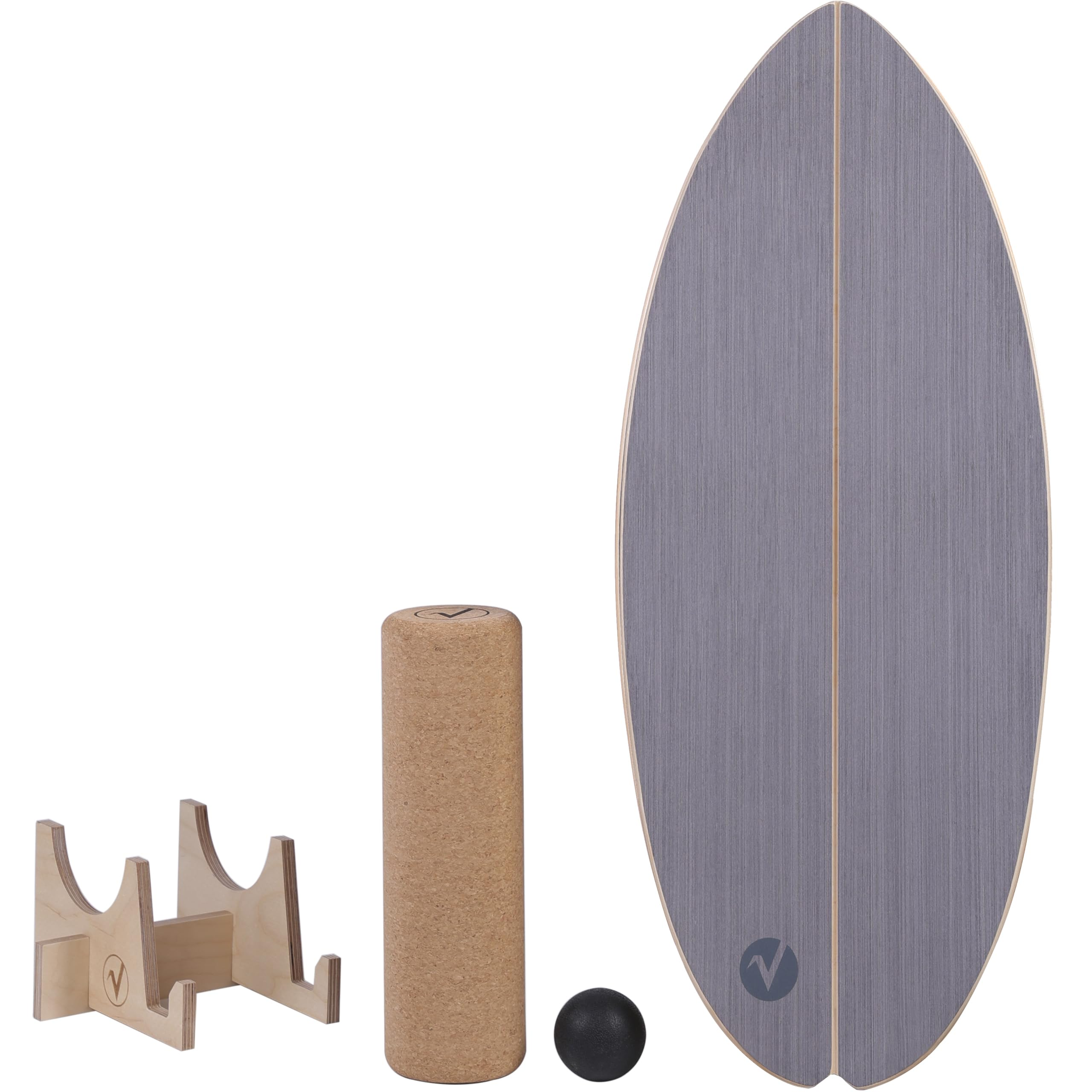 Una balance board grigia, un supporto di legno, un rullo di sughero e una pallina nera su sfondo bianco.