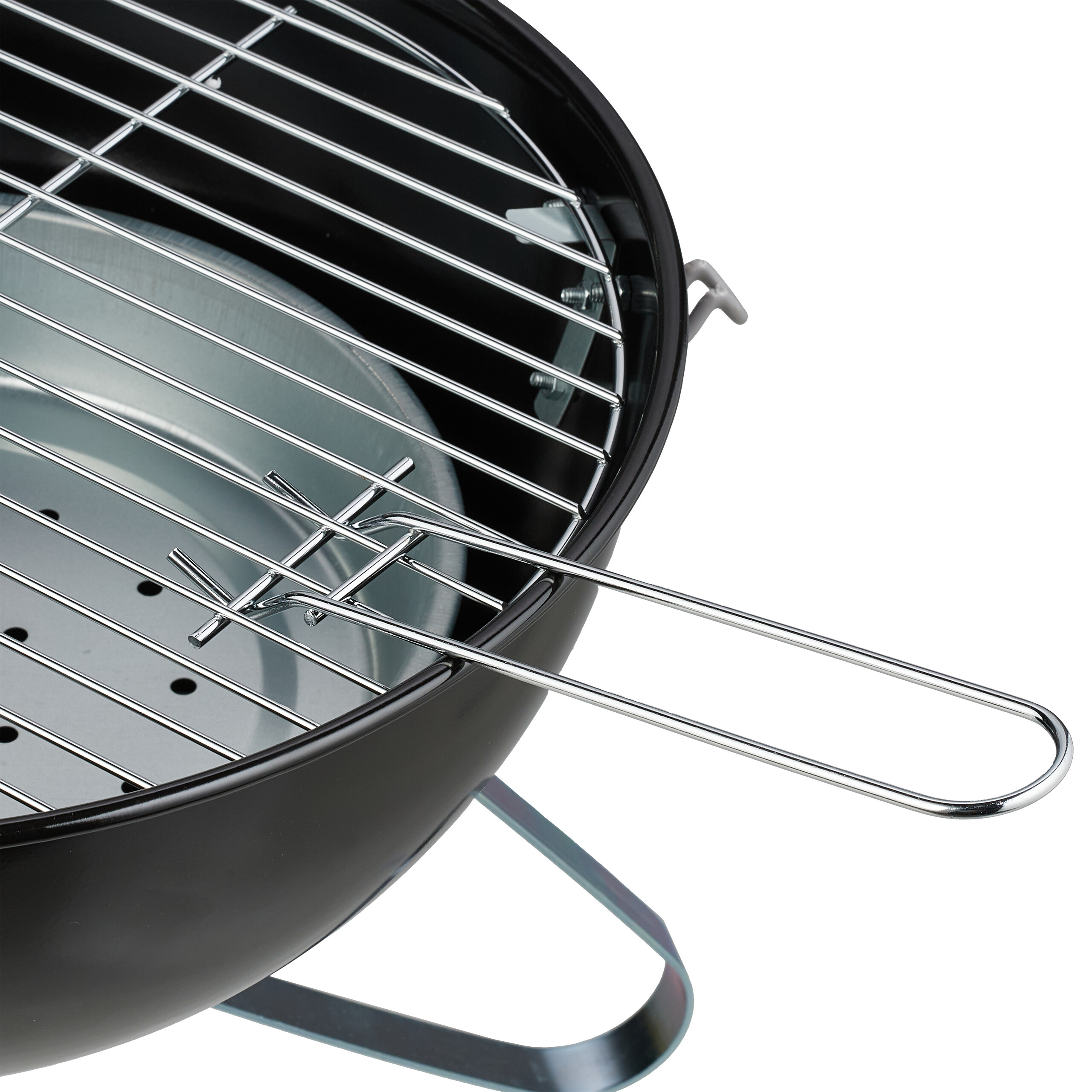 Ein runder schwarzer Holzkohlegrill mit silbernem Metallrost und Griff auf weißem Hintergrund.