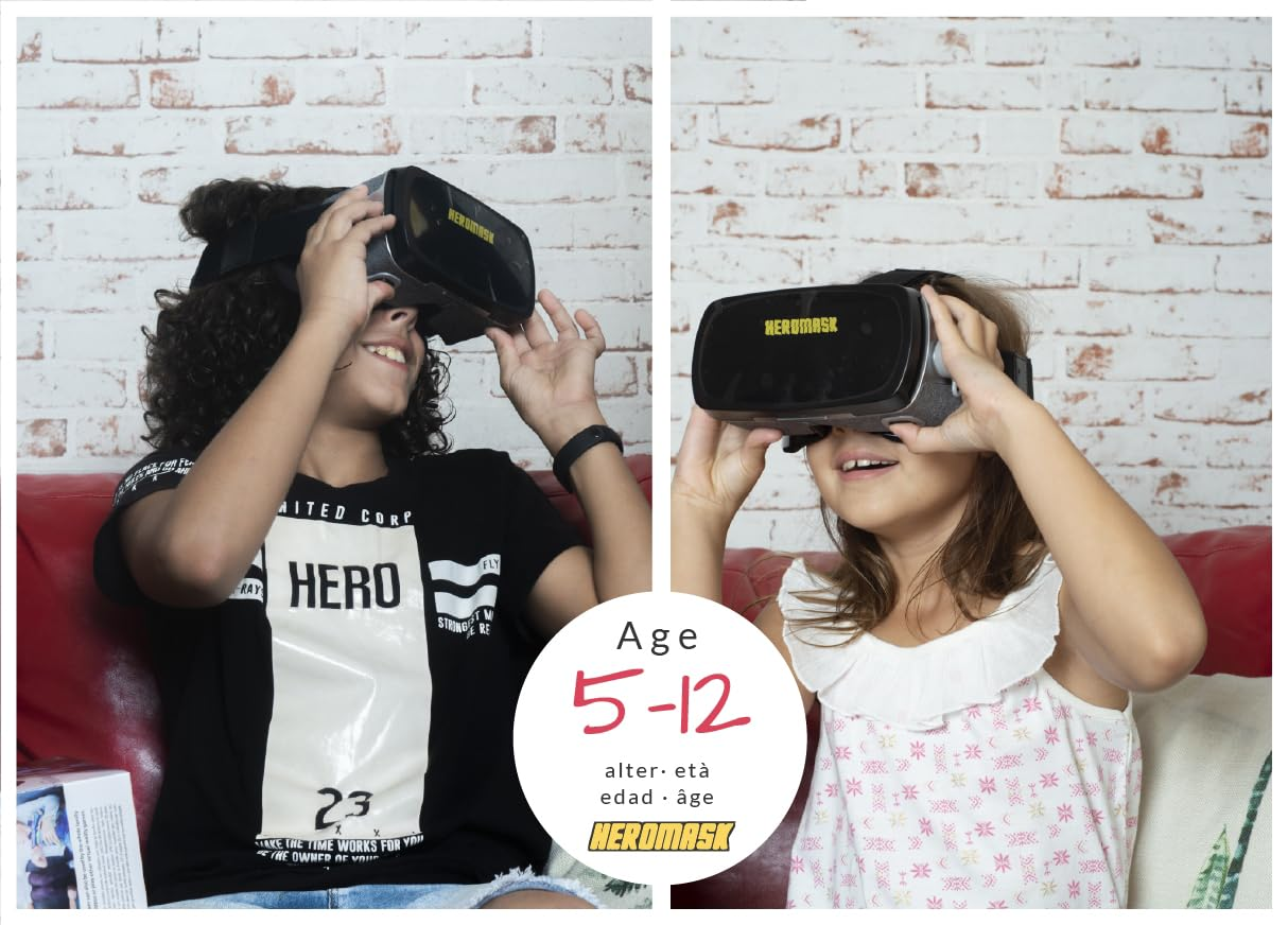Due bambini siedono su un divano rosso indossando visori VR Heromask.