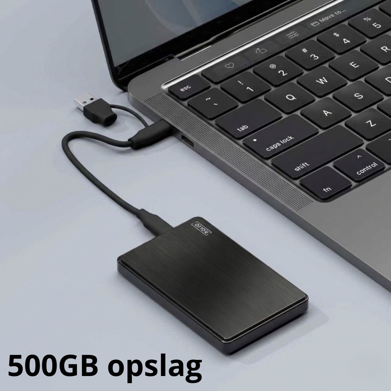 Eine graue Laptop mit einer externen schwarzen Festplatte verbunden via USB-Kabel auf grauem Hintergrund.