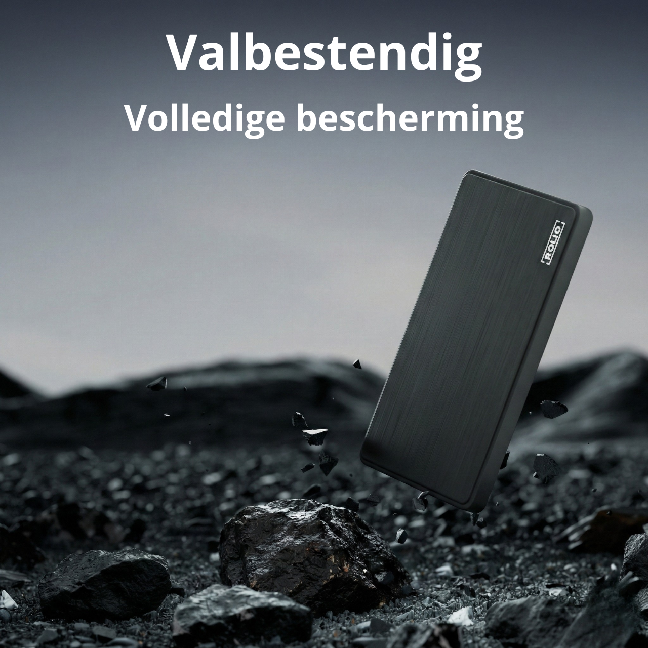 Sturzfester, schwarzer Powerbank schwebt über rauen Steinen vor grauem Hintergrund mit niederländischem Text.