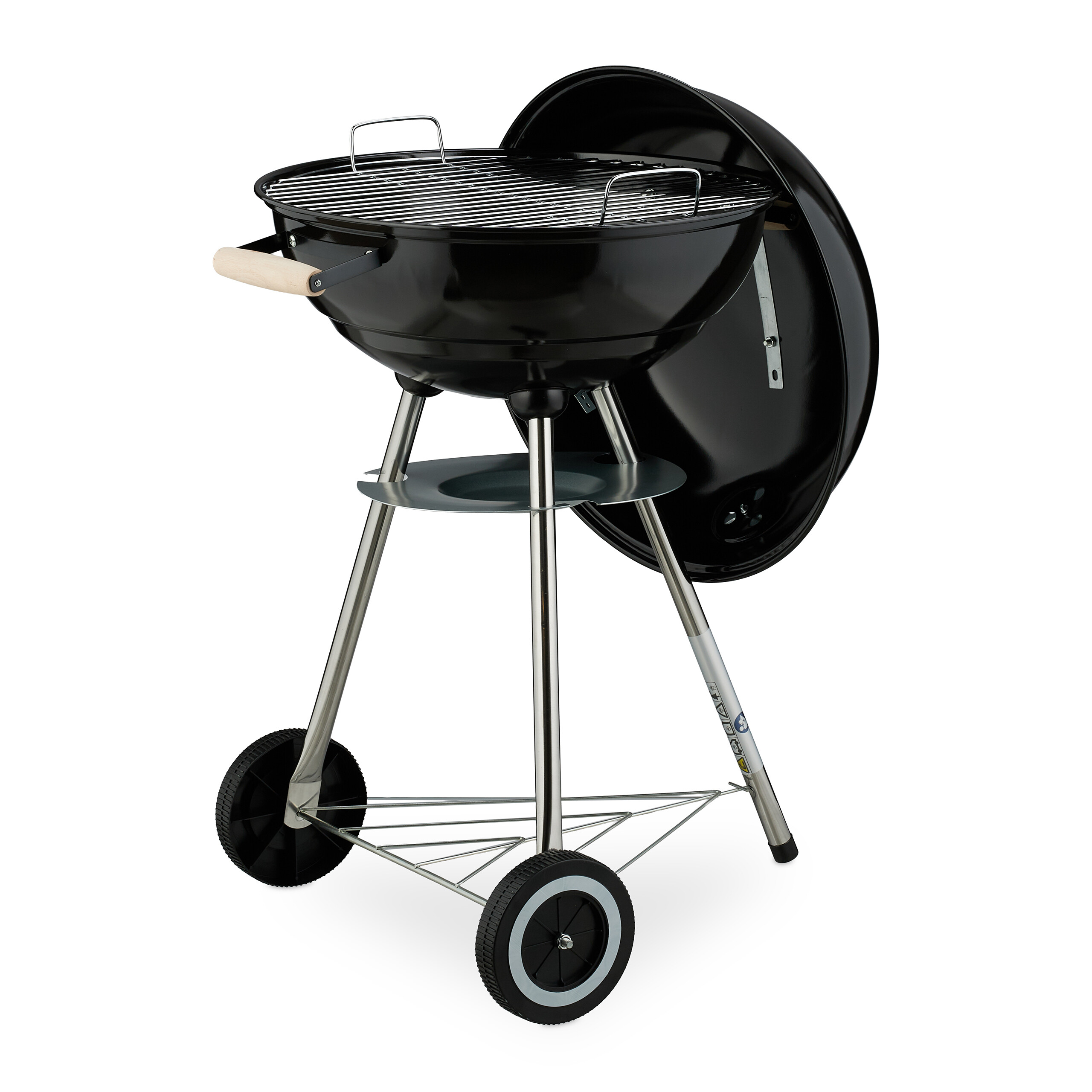 Ein schwarzer Kugelholzkohlegrill mit Holzgriff, Metallbeinen und zwei Rädern vor weißem Hintergrund.