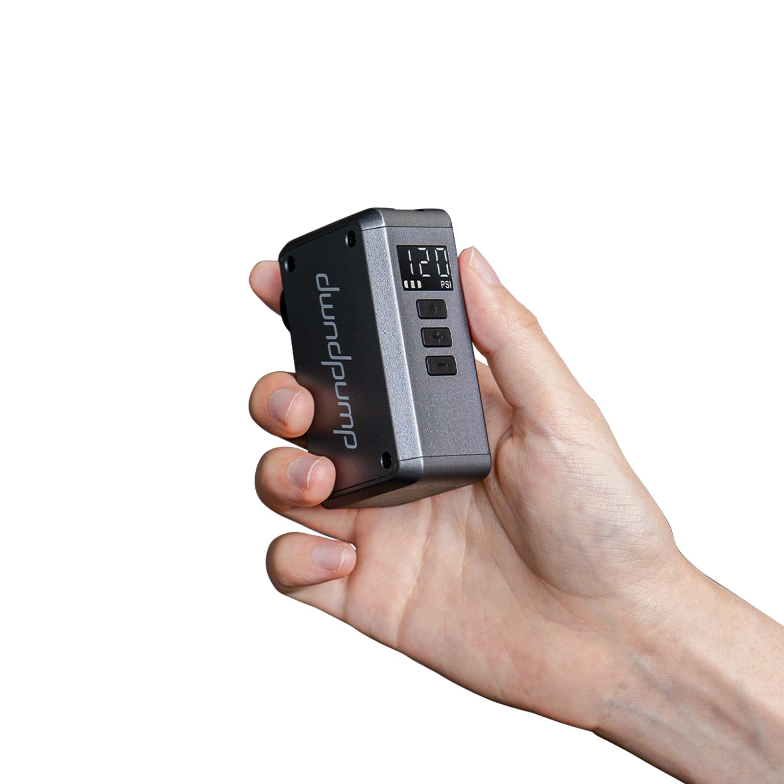 Eine Hand hält eine kompakte, dunkelgraue elektrische Luftpumpe mit Digitaldisplay und Tasten vor weißem Hintergrund.