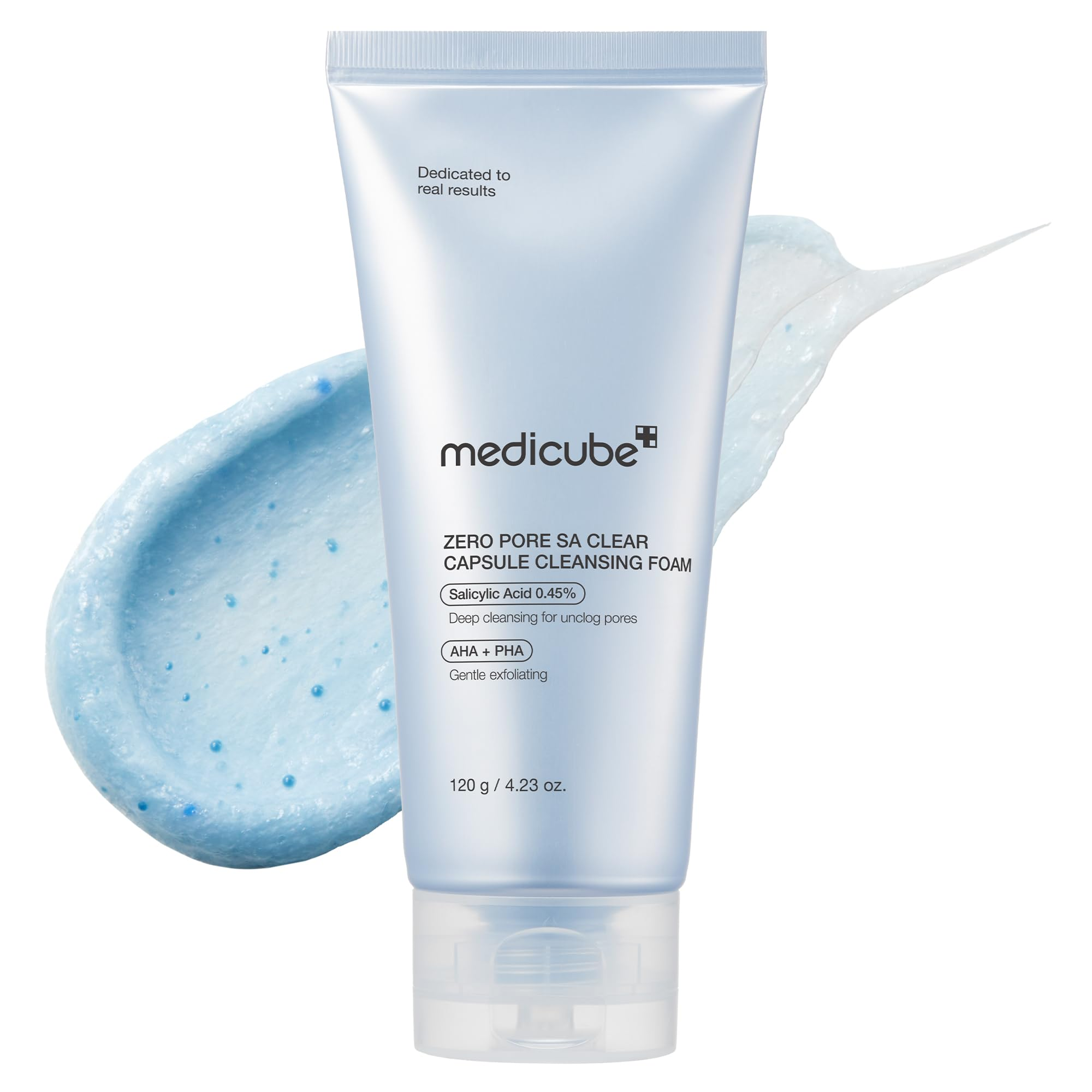 Medicube Zero Pore SA Clear Capsule Cleansing Foam Tube vor einem hellblauen cremigem Aufstrich.