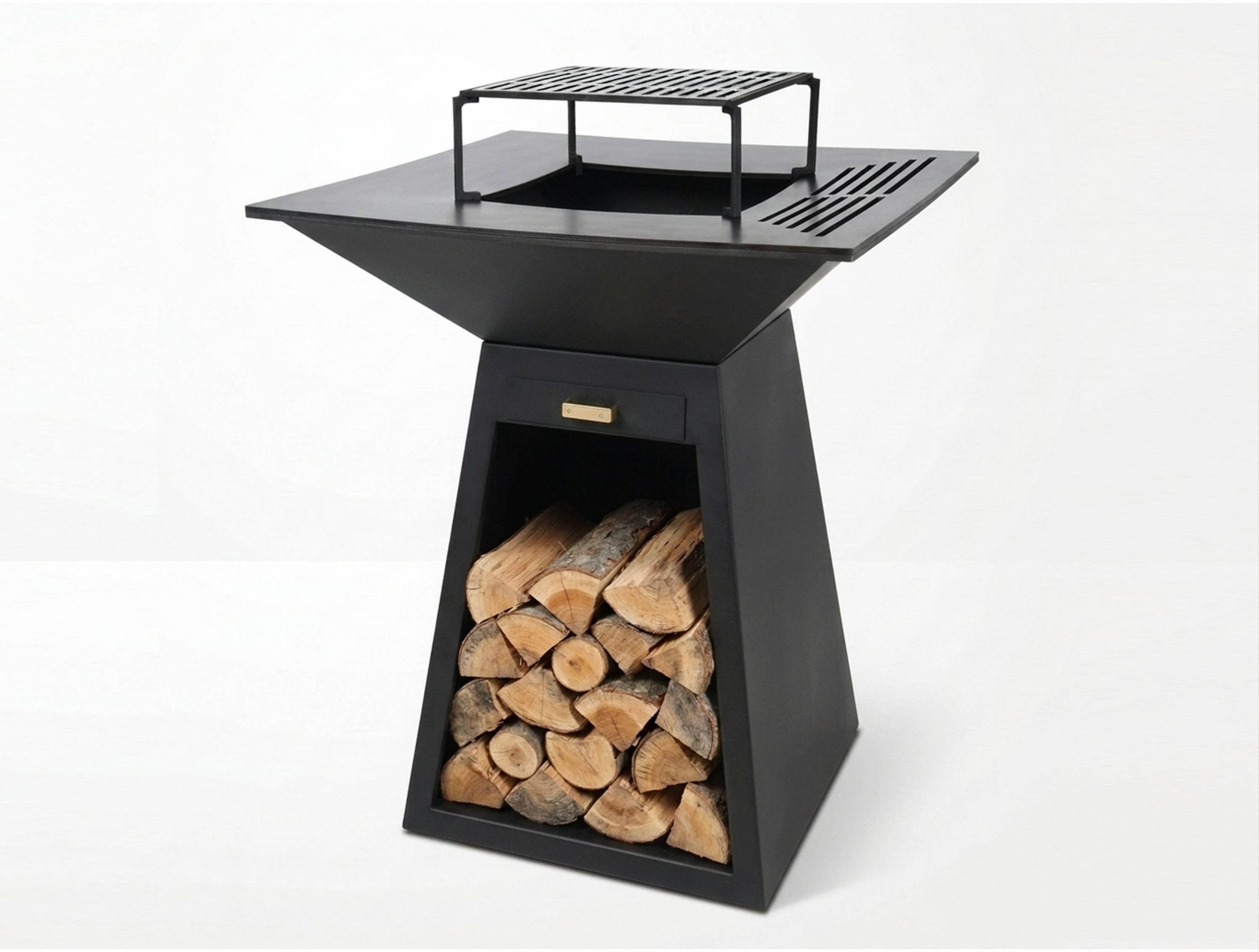 Una parrilla de carbón negra en forma de pirámide con base para almacenar leña, sobre fondo blanco.