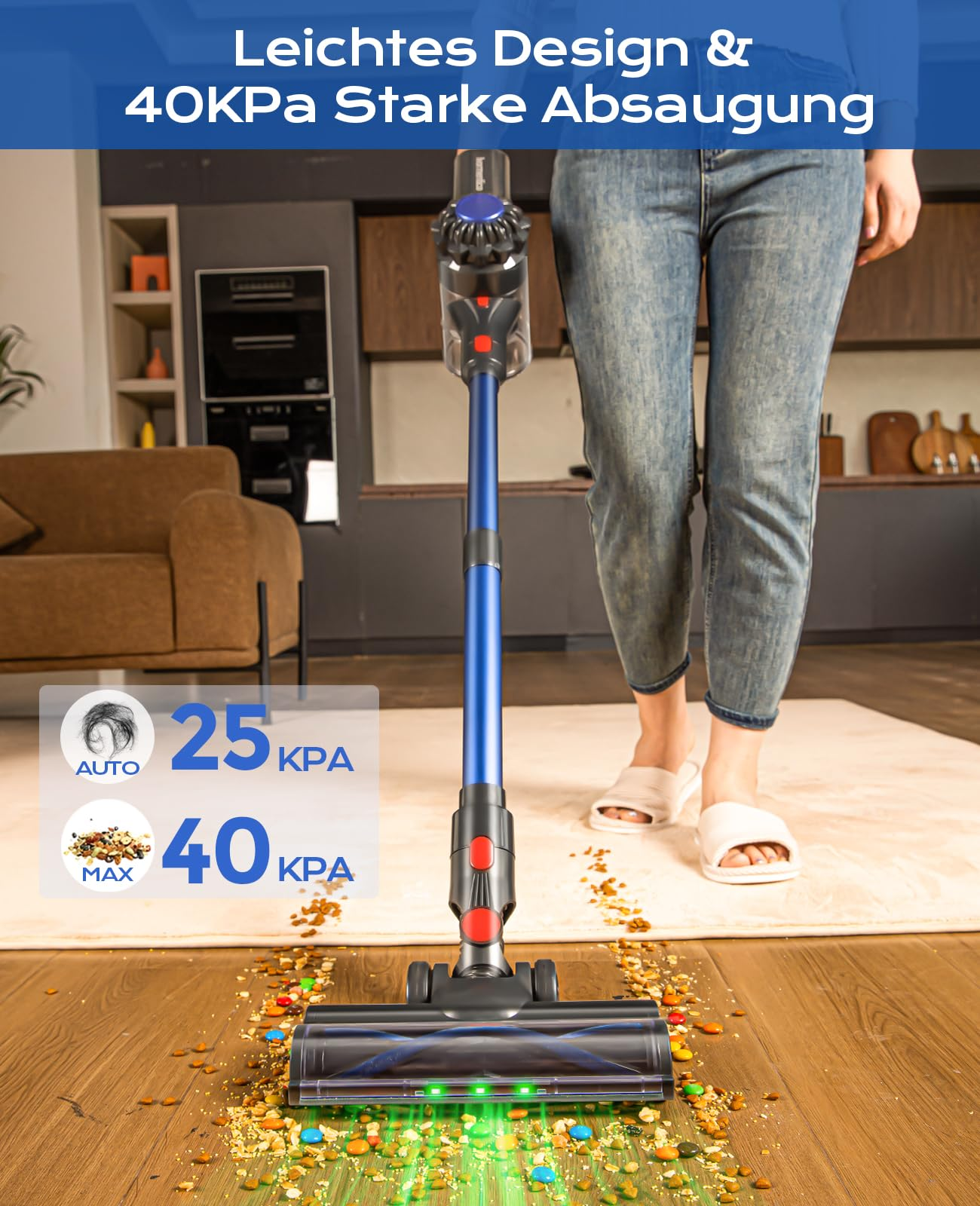 Una persona aspira briciole e granelli su un pavimento in legno con una scopa elettrica blu.