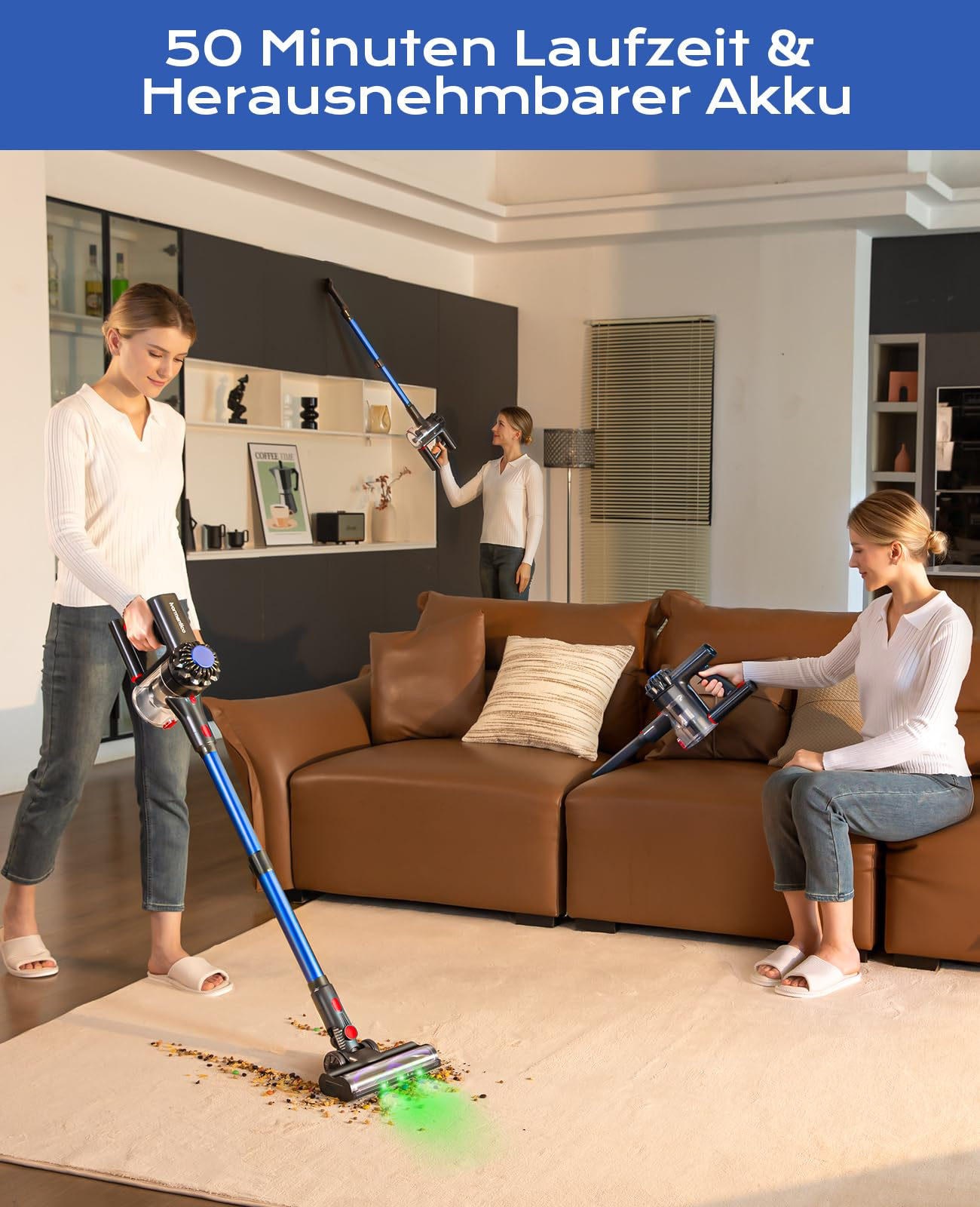 Una donna aspira un tappeto con un aspirapolvere cordless blu mentre altre due versioni di lei lo usano altrove.