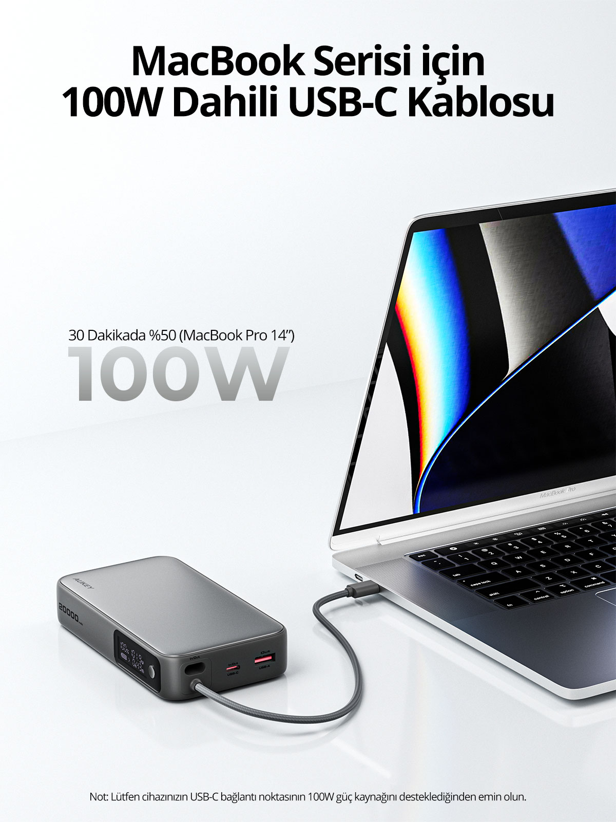 Beyaz bir yüzeyde, USB-C kablosuyla MacBook Pro'yu şarj eden gri bir powerbank.