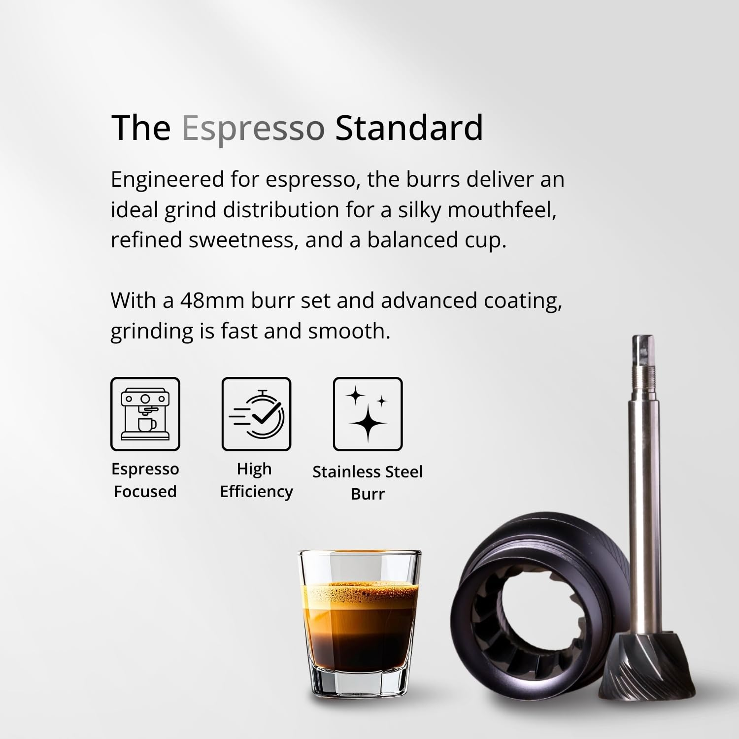 Macinacaffè con macine in acciaio da 48mm, una tazzina di espresso e testo sulle caratteristiche su sfondo chiaro.