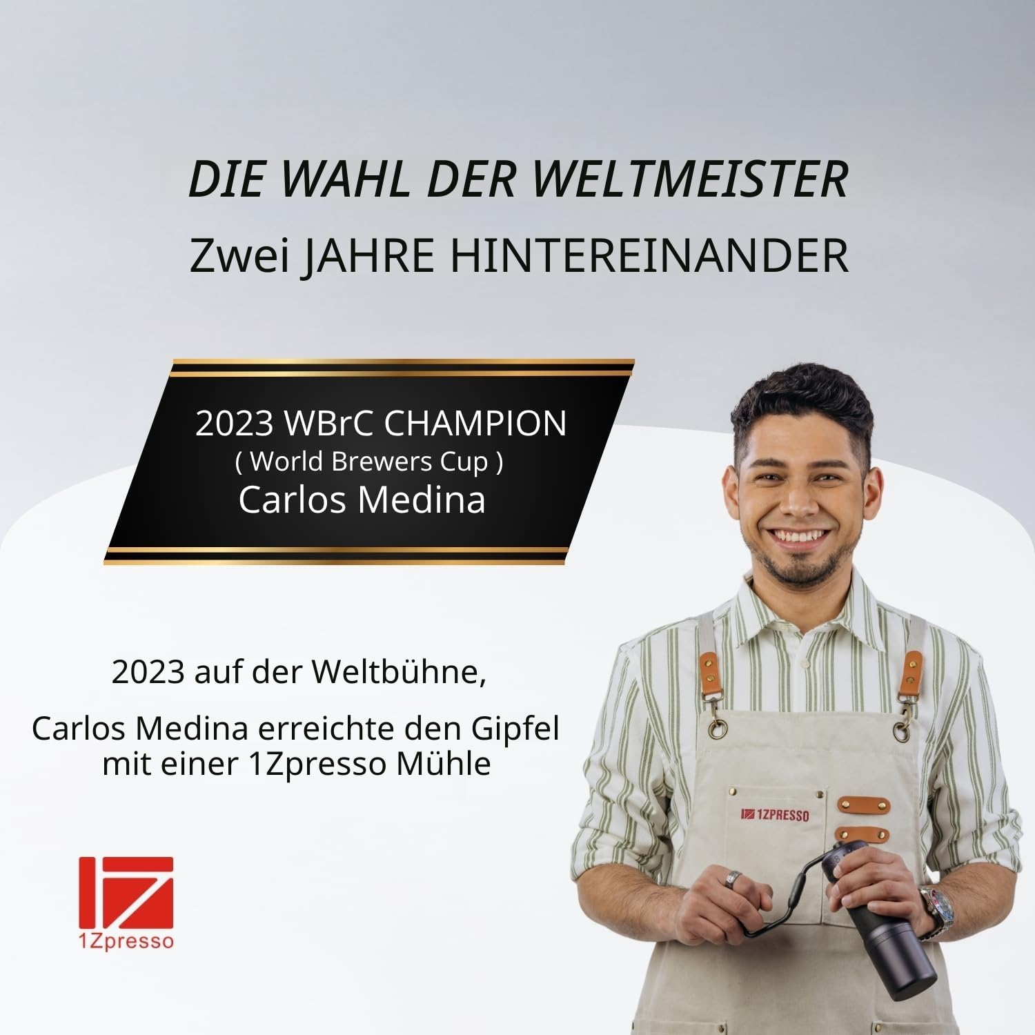 Carlos Medina, Campione WBrC 2023, sorride tenendo un macinacaffè 1Zpresso davanti a un banner promozionale.