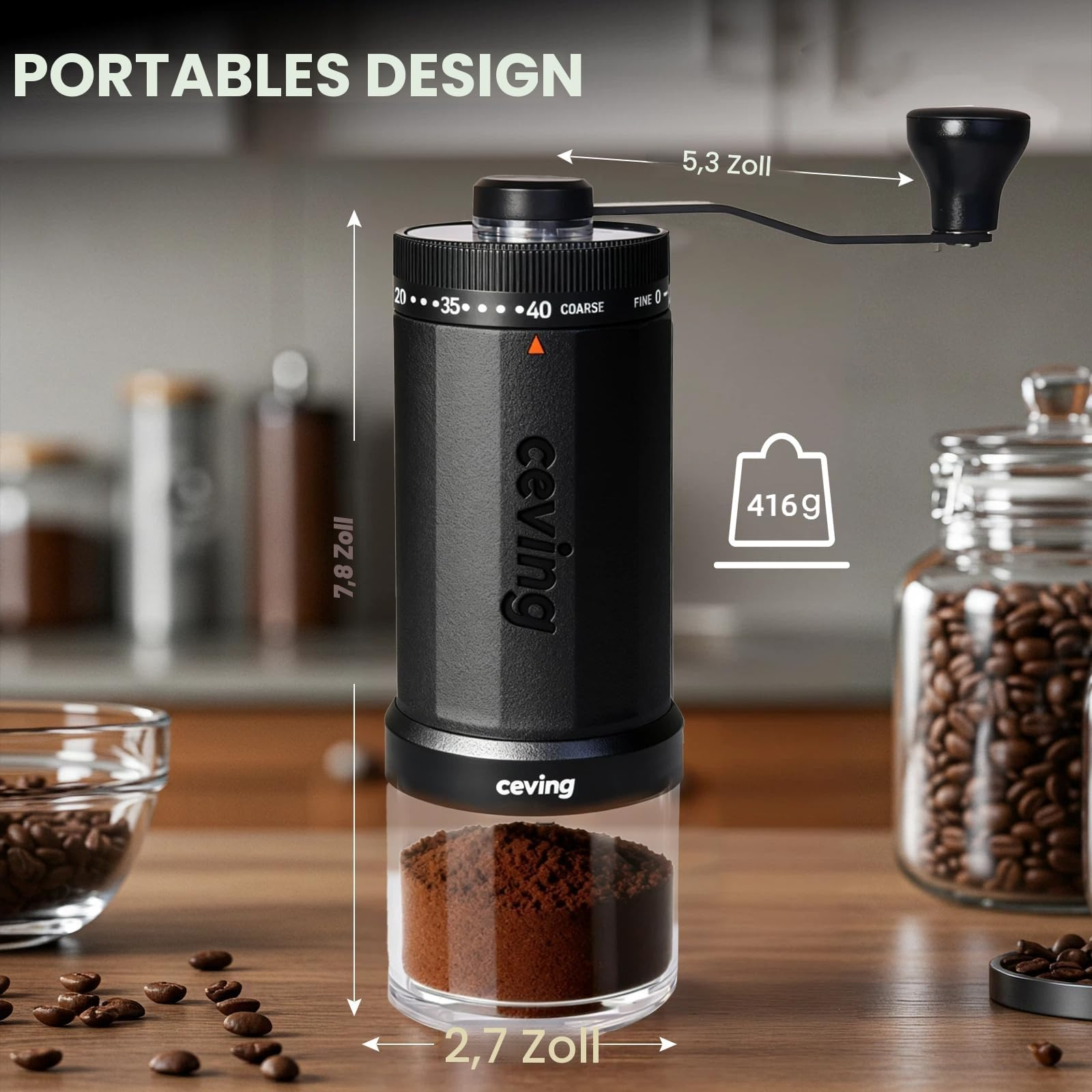 Macinacaffè nero portatile con dimensioni e caffè macinato nel contenitore di vetro inferiore.