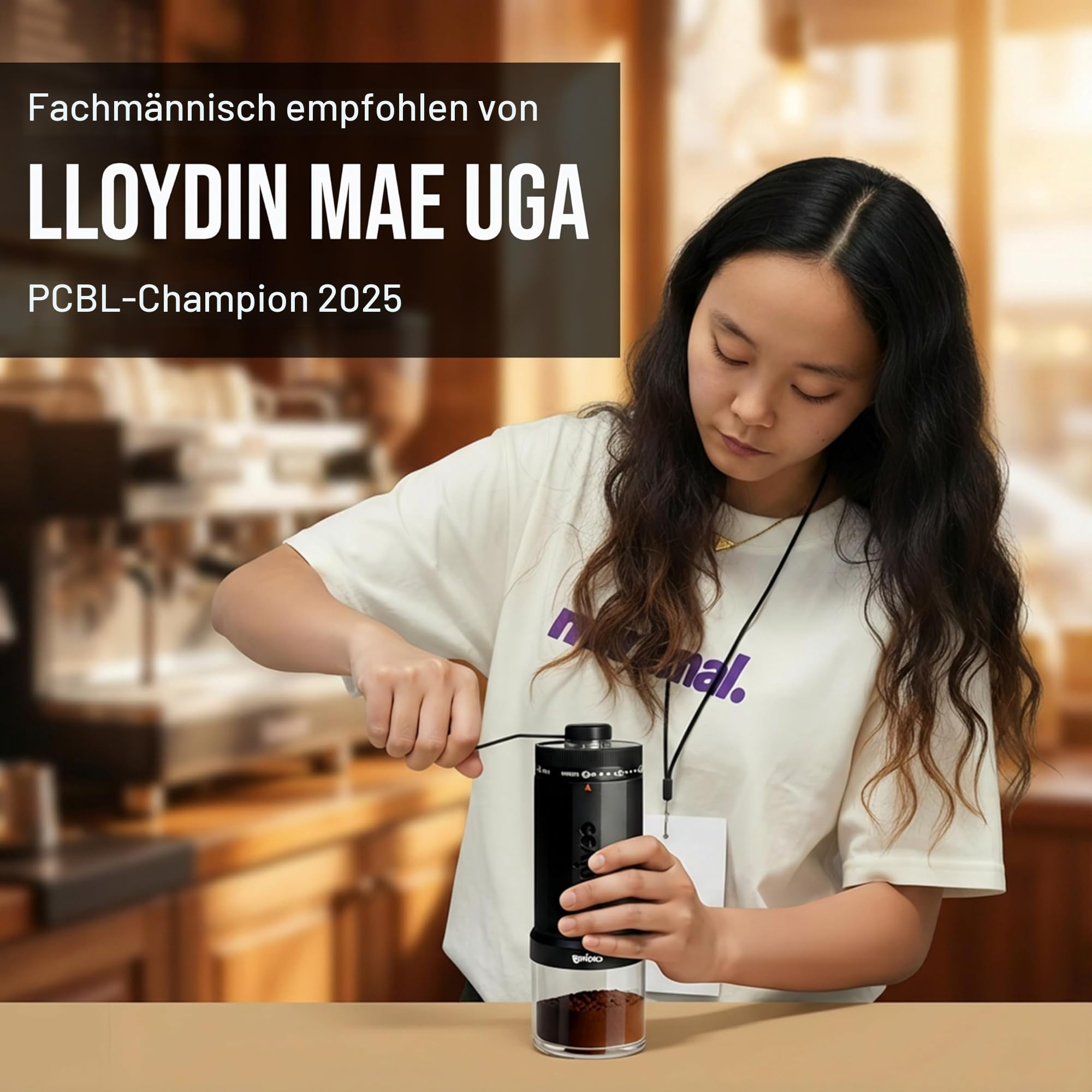 Una donna con una maglietta bianca macina il caffè con un macinino a mano. Testo in alto: LLOYDIN MAE UGA PCBL-Champion 2025.