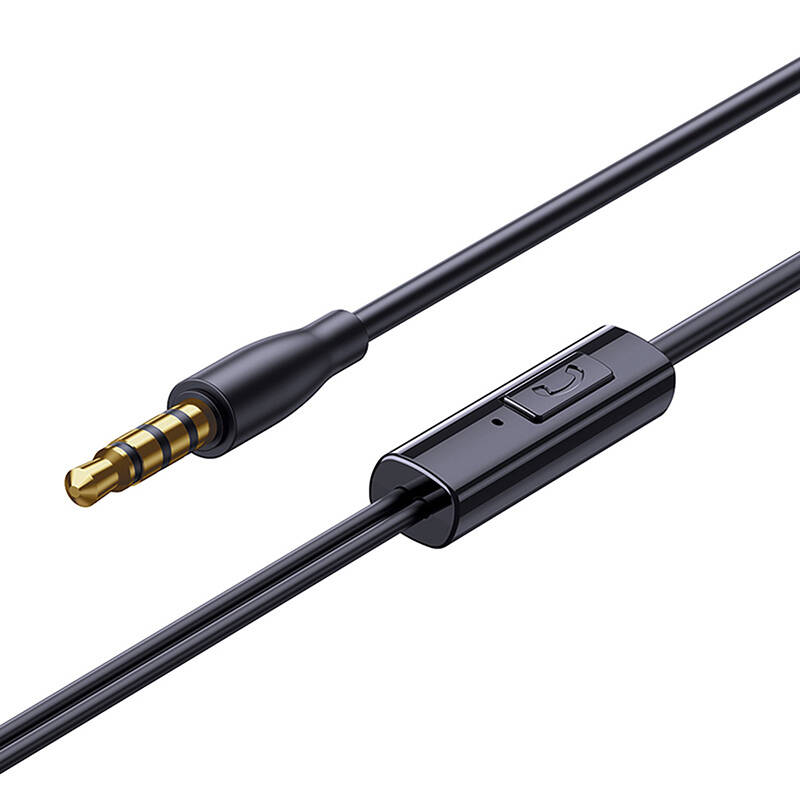 Altın rengi 3.5 mm jak fişi ve dahili kontrol düğmesi olan siyah bir ses kablosu.