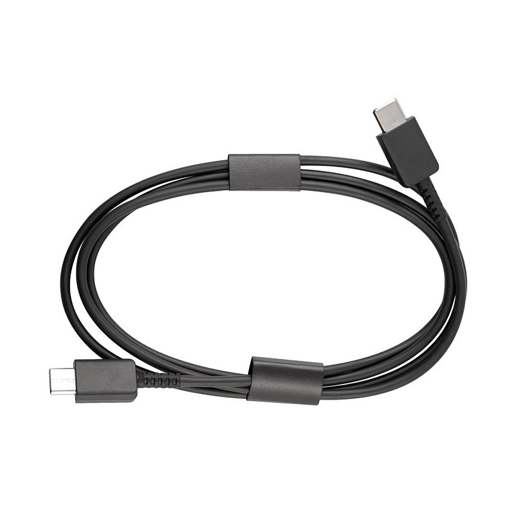 Zwinięty czarny kabel ładujący USB-C z złączami na obu końcach na białym tle.