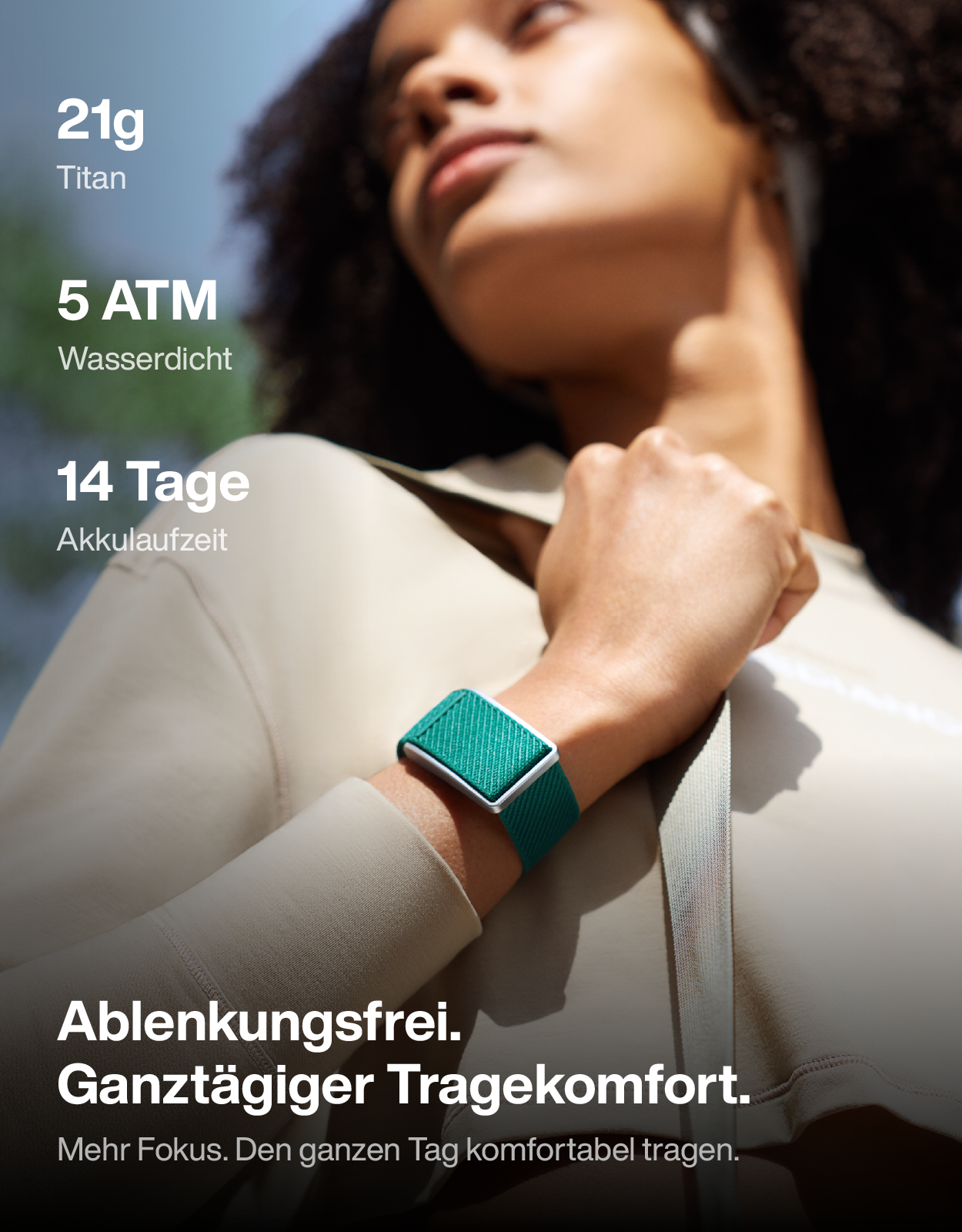 Eine Frau trägt eine grüne Smartwatch am Handgelenk mit Textoverlays.