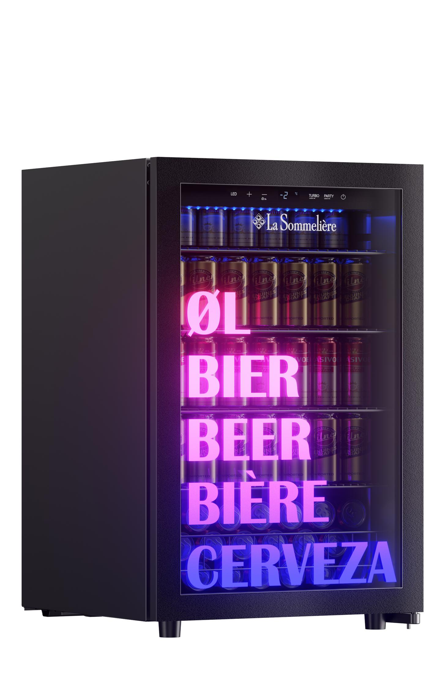 Nevera de bebidas negra con latas de cerveza iluminadas y la palabra cerveza en varios idiomas.