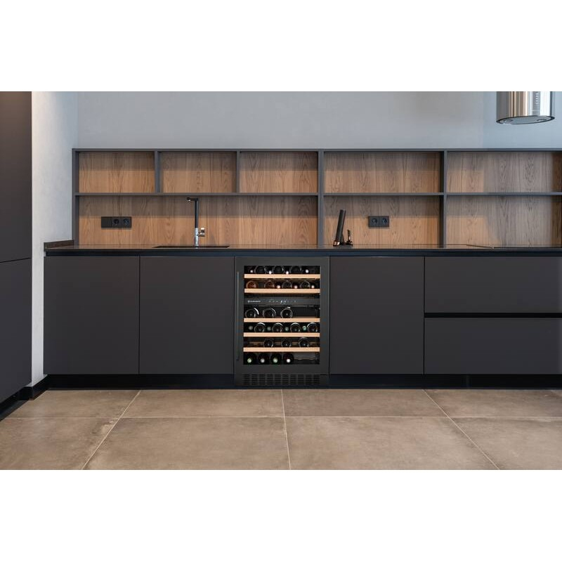 Cocina moderna con enfriador de vino integrado, gabinetes oscuros y estantes de madera.