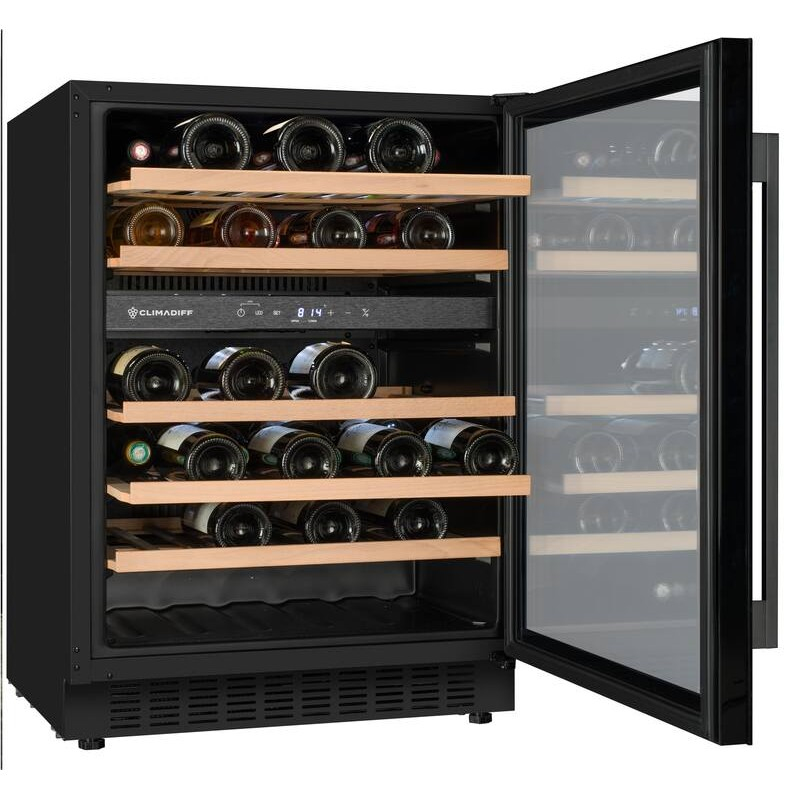 Enfriador de vino negro con puerta de vidrio y estantes de madera, lleno de botellas.