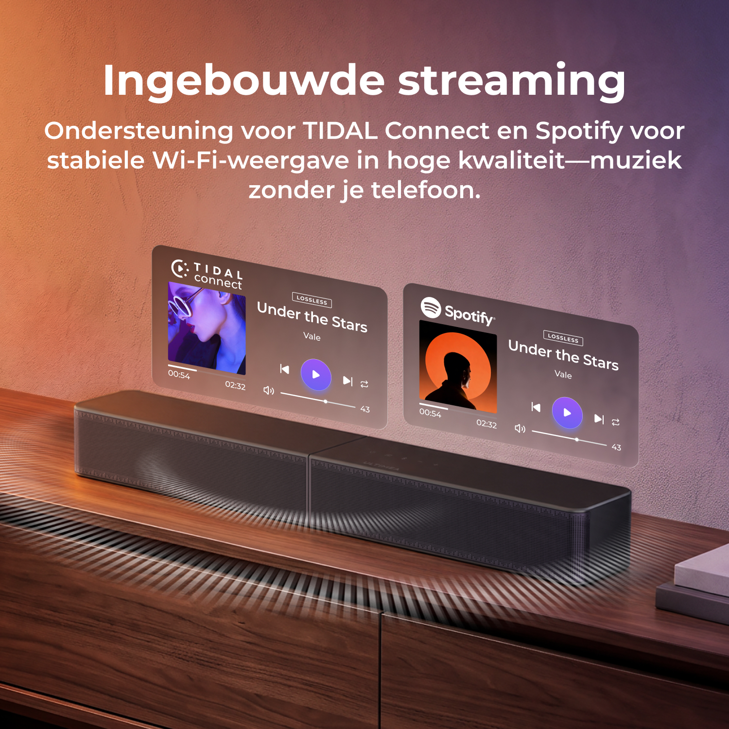Een soundbar op een houten kast toont holografische Tidal en Spotify mediaspelers.