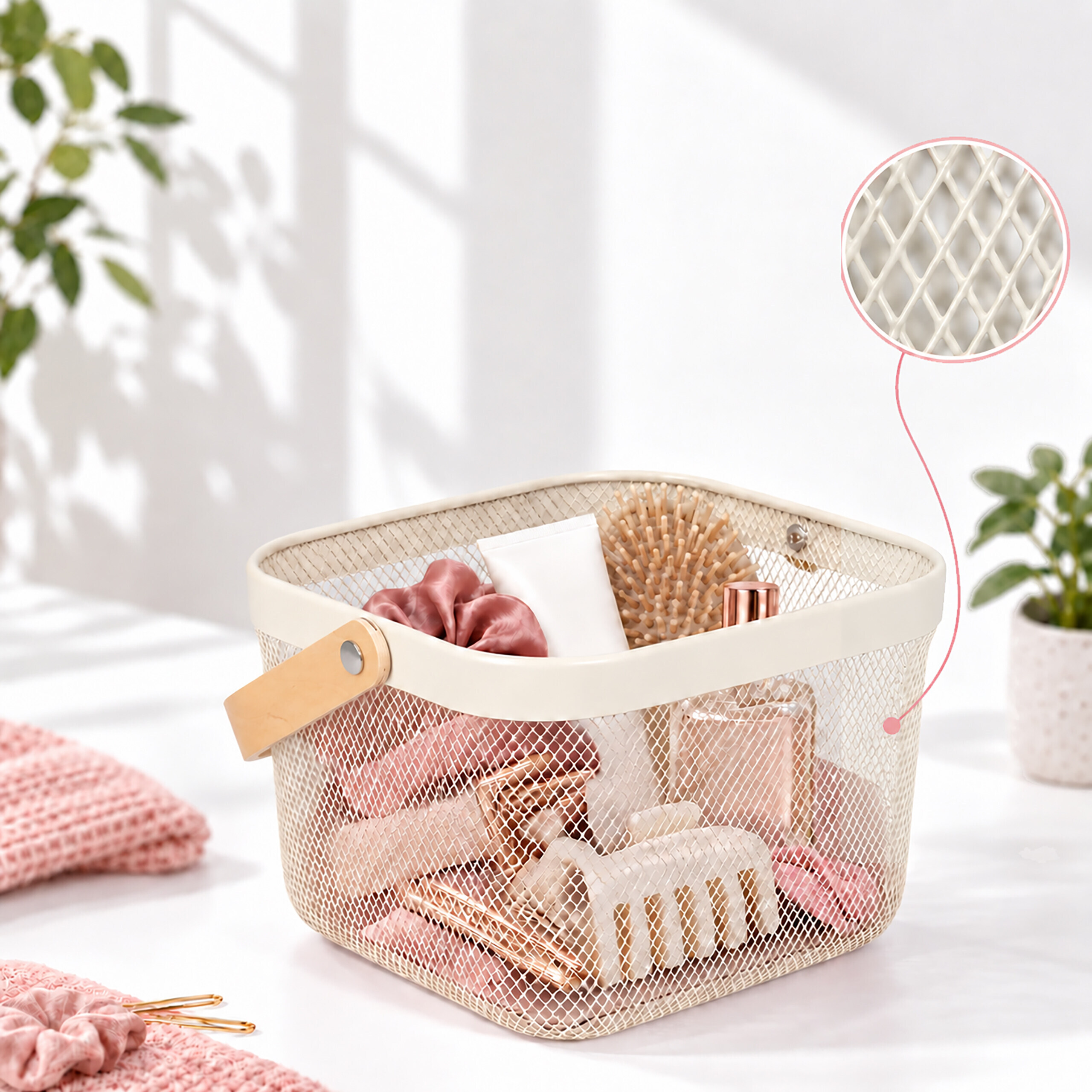Beige Netz-Aufbewahrungskorb gefüllt mit Schönheitsartikeln, einschließlich einer Bürste, Haarspangen und Flaschen auf einem weißen Tisch.
