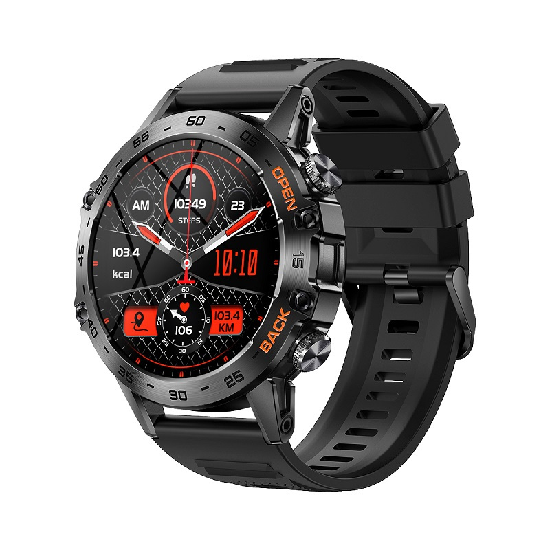 Czarny smartwatch z okrągłym wyświetlaczem cyfrowym, czerwonymi akcentami i czarnym silikonowym paskiem na białym tle.