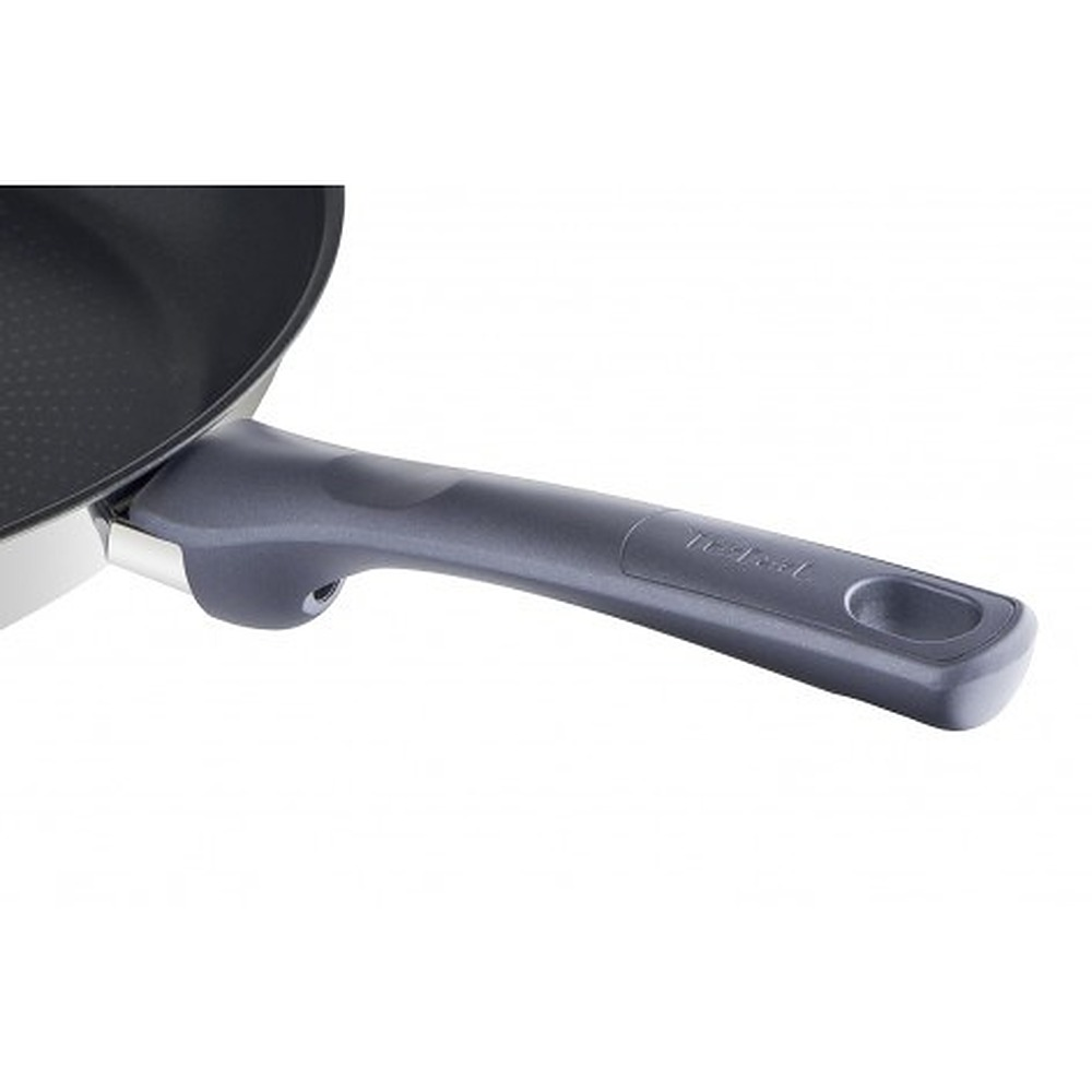 Zbliżenie szarego, ergonomicznego uchwytu patelni Tefal na białym tle.