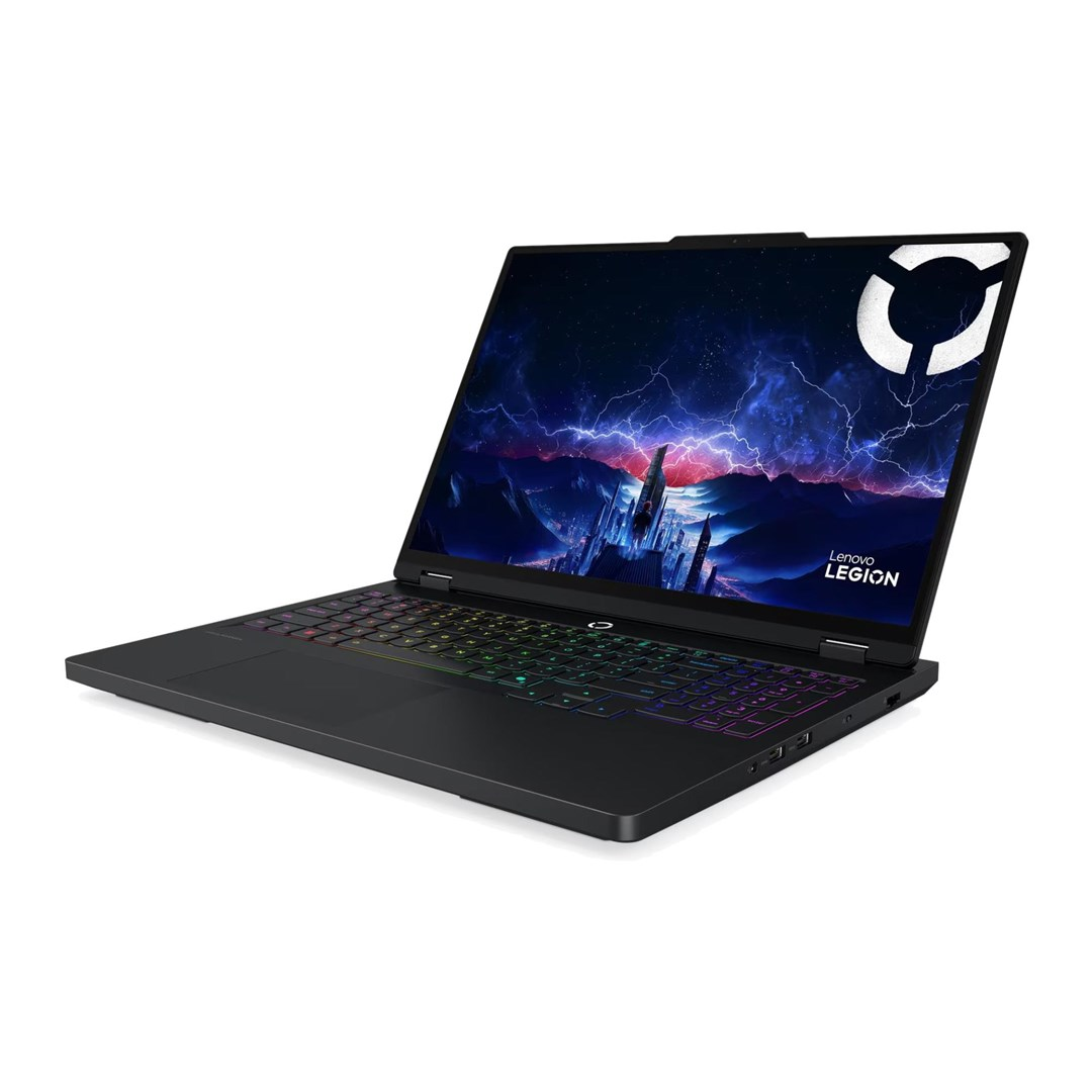 Czarny laptop Lenovo Legion z podświetlaną klawiaturą RGB i futurystyczną tapetą miasta.