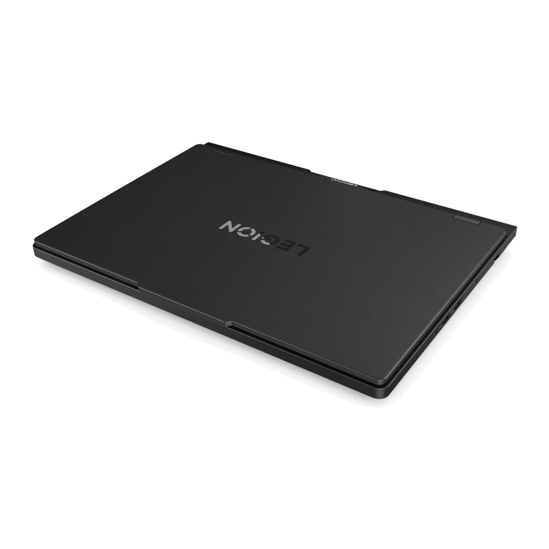 Zamknięty czarny laptop Lenovo Legion na białej powierzchni, widziany pod kątem.