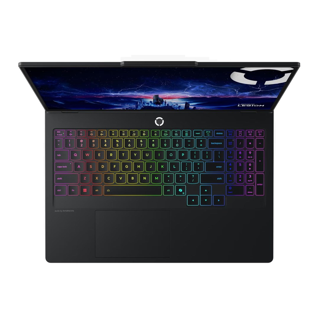 Widok z góry na otwarty czarny laptop do gier z podświetlaną, wielokolorową klawiaturą i tapetą z miastem.