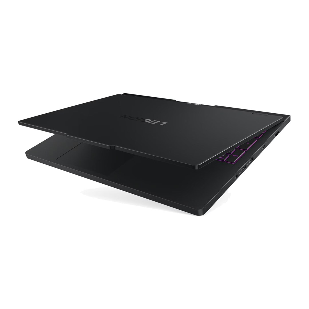 Czarny laptop Lenovo Legion z częściowo otwartą klapą i fioletowym podświetleniem klawiatury na białym tle.