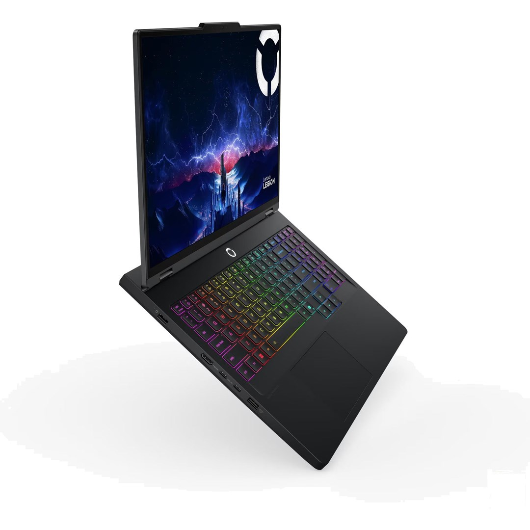 Czarny laptop do gier z podświetlaną klawiaturą RGB i fantastyczną tapetą na ekranie, ustawiony ukośnie.