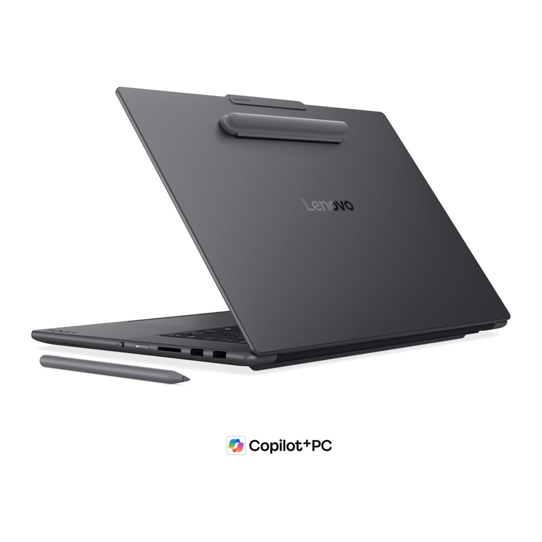 Ciemnoszary laptop Lenovo ze rysikiem i logo Copilot+PC.