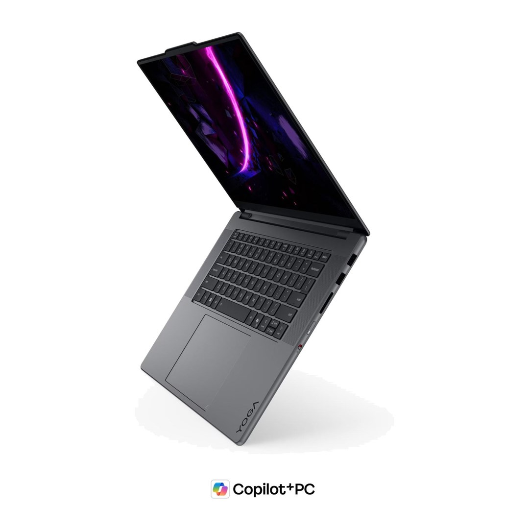 Szary laptop z otwartym ekranem wyświetla fioletowy, świecący wzór graficzny na białym tle.