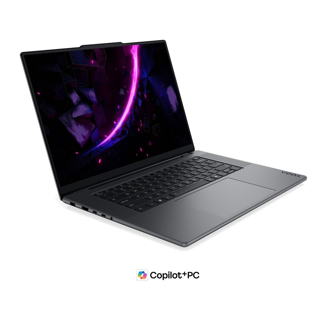 Elegancki szary laptop otwarty na białym tle, wyświetlający fioletową abstrakcyjną tapetę.