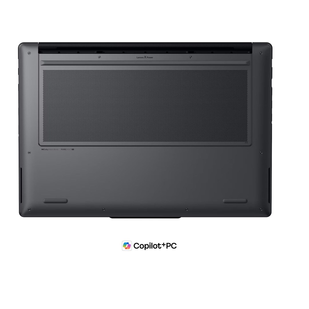 Widok od spodu ciemnego laptopa z dużą kratką wentylacyjną i logo Copilot+PC na dole.