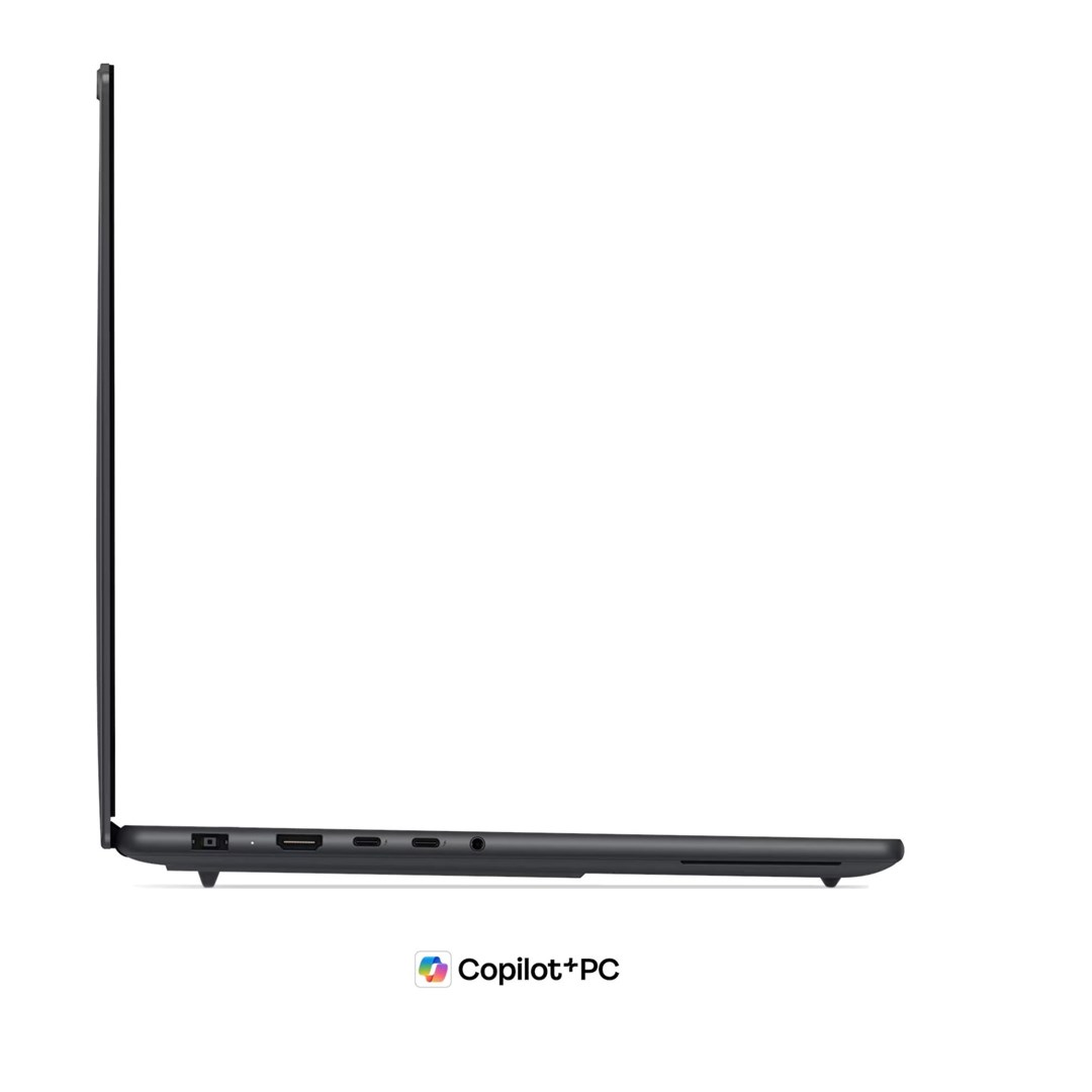 Widok z boku ciemnego laptopa z widocznymi portami i logo Copilot+PC.