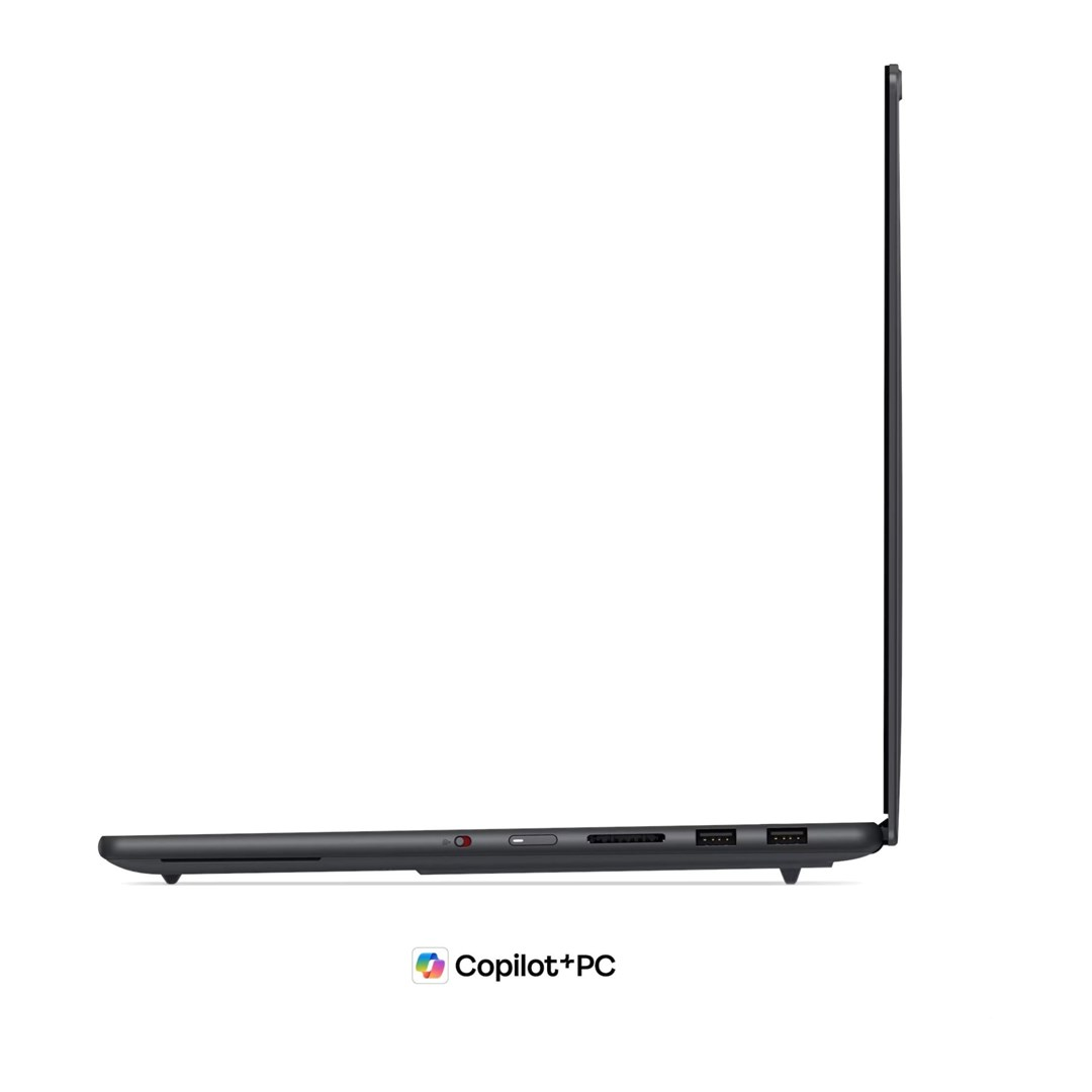 Widok z boku cienkiego ciemnoszarego laptopa z portami i logo Copilot+ PC.