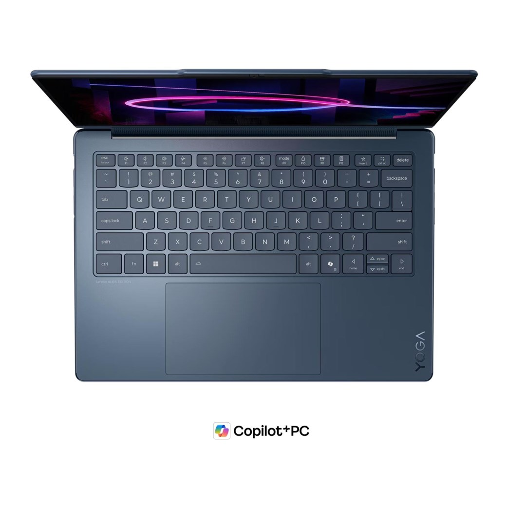 Widok z góry na ciemnoniebieski laptop z podświetlanym ekranem i klawiaturą QWERTY.