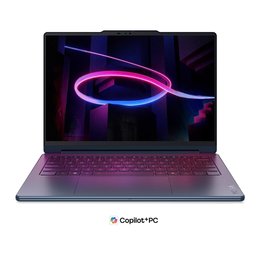 Ciemny laptop ze świecącym różowym i niebieskim światłem na ekranie i klawiaturze oraz logo Copilot+PC.