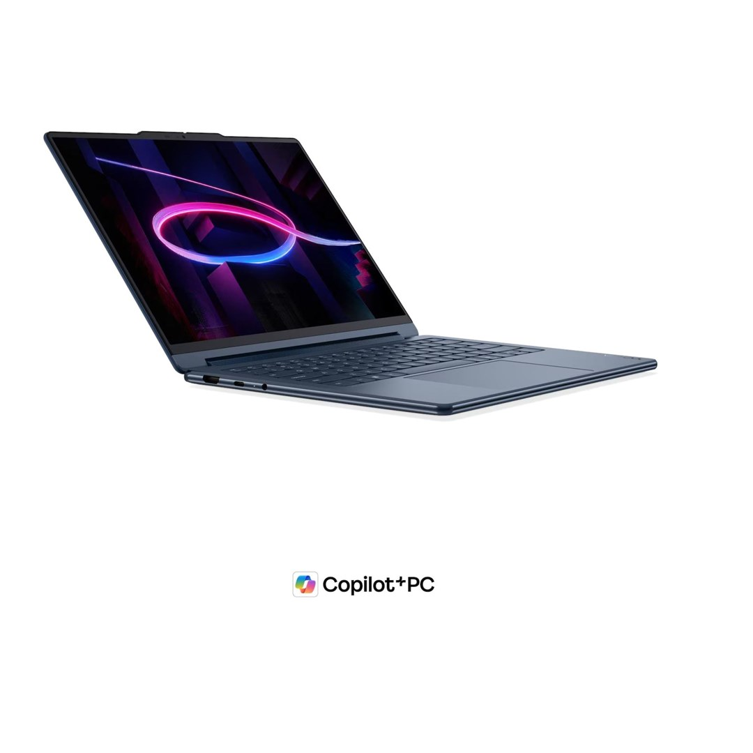 Ciemnoniebieski laptop z abstrakcyjną różowo-niebieską neonową tapetą na białym tle, podpisany Copilot+PC.