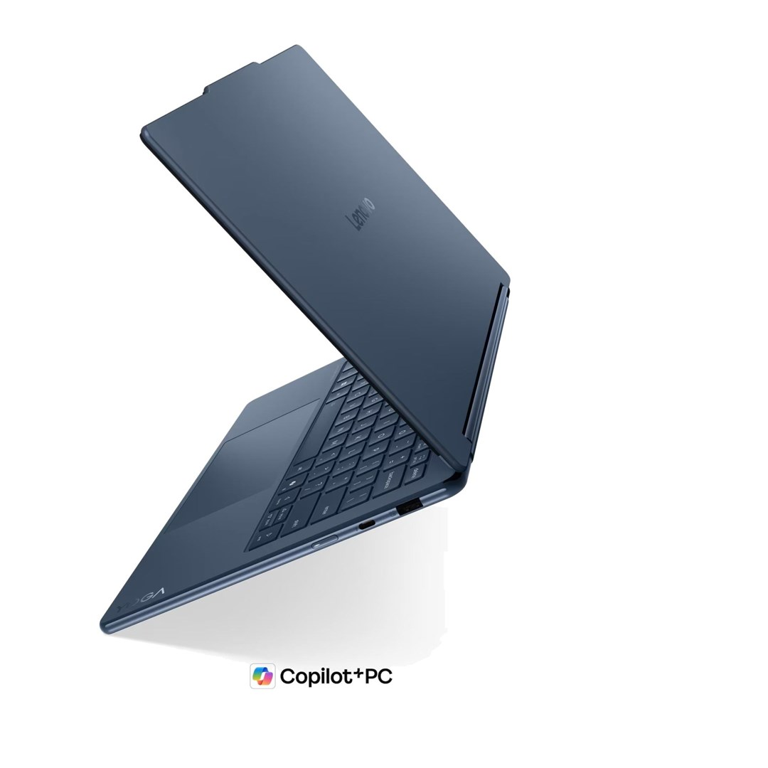 Niebieski laptop Lenovo jest otwarty pod kątem na białym tle.