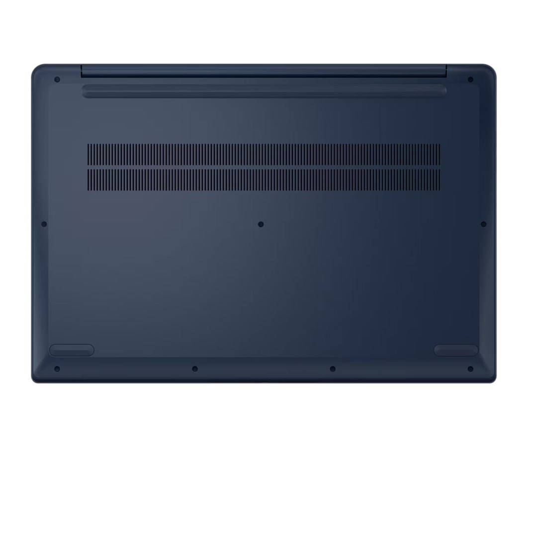 Widok od spodu ciemnoniebieskiego laptopa ze szczelinami wentylacyjnymi na białym tle.